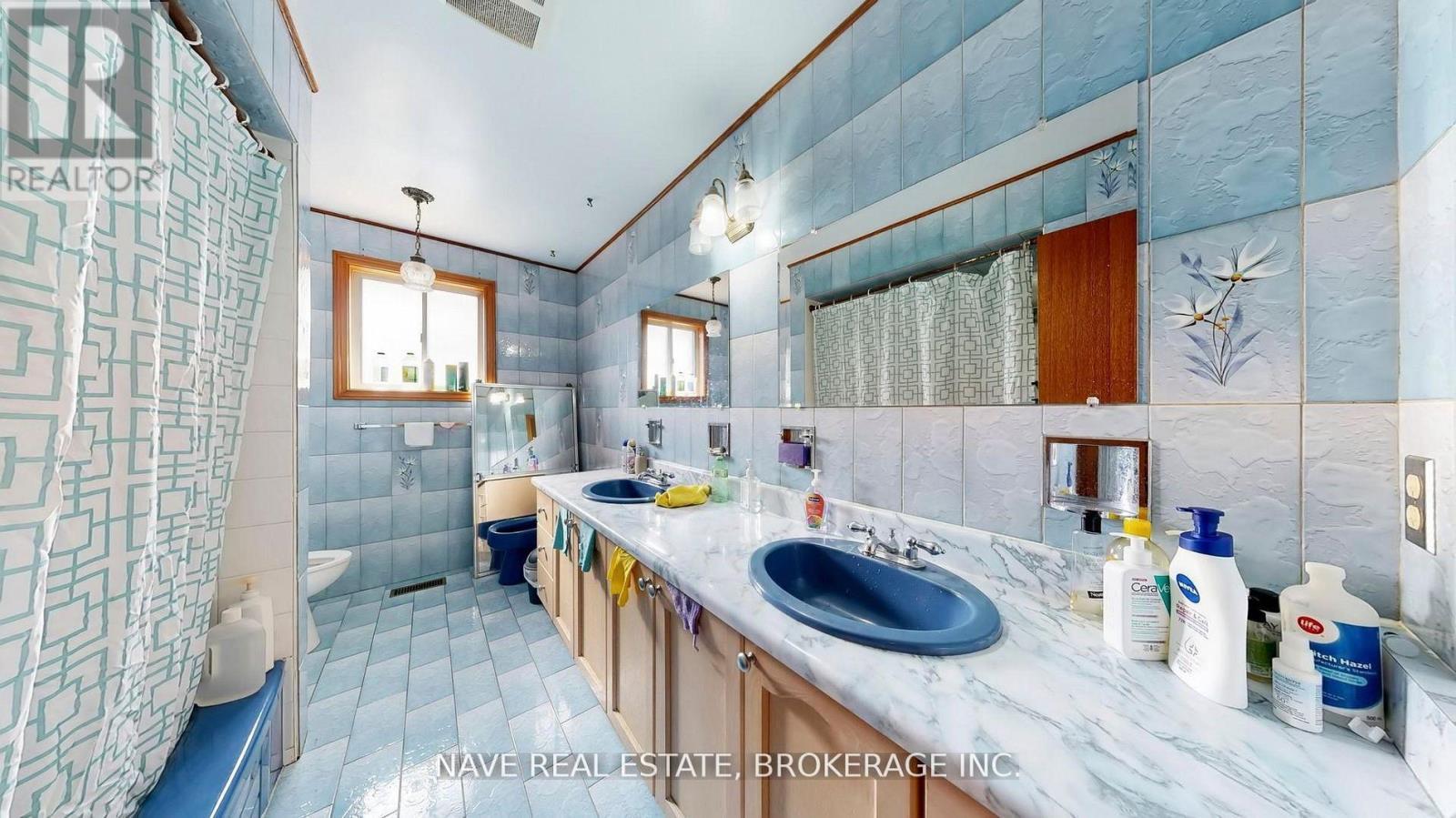 9747 Bathurst Street, Richmond Hill, ON