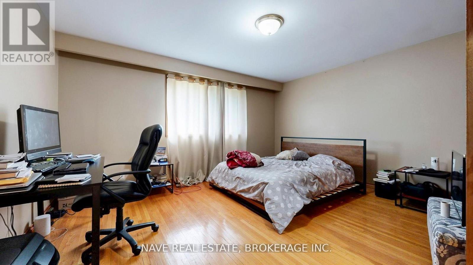 9747 Bathurst Street, Richmond Hill, ON - Indoor Photo Showing Bedroom