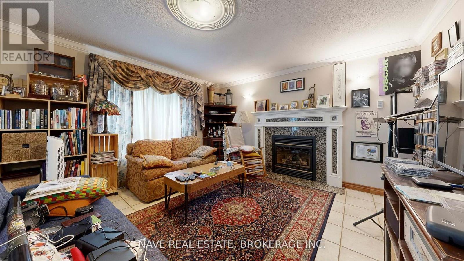 9747 Bathurst Street, Richmond Hill, ON - Indoor Photo Showing Living Room With Fireplace