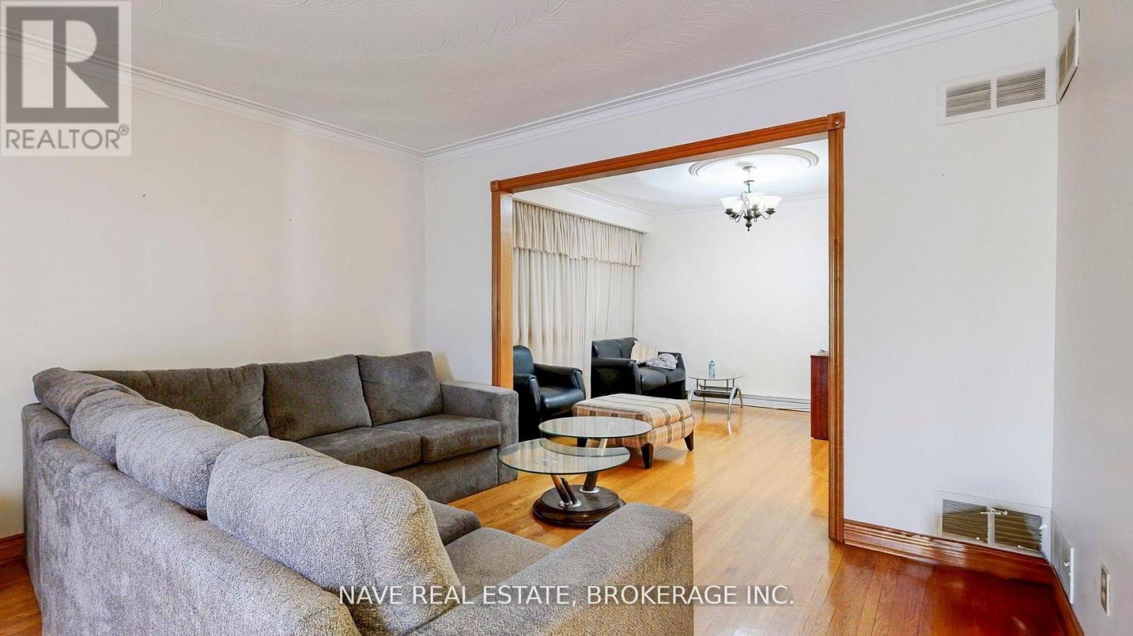9747 Bathurst Street, Richmond Hill, ON - Indoor Photo Showing Living Room