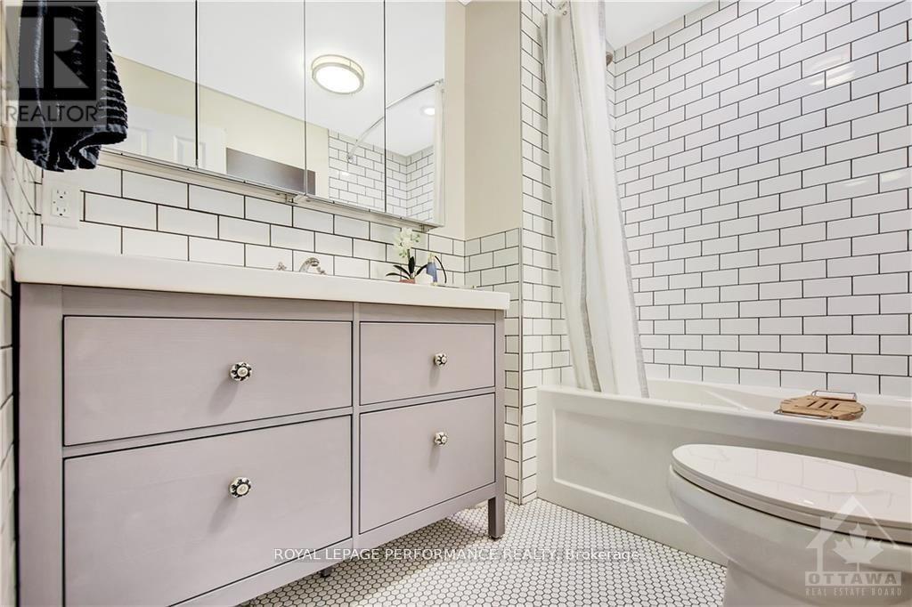 48 Hawthorne Avenue, Ottawa, ON - Indoor Photo Showing Bathroom