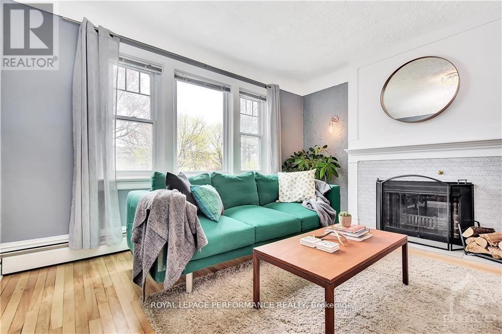 48 Hawthorne Avenue, Ottawa, ON - Indoor Photo Showing Living Room With Fireplace
