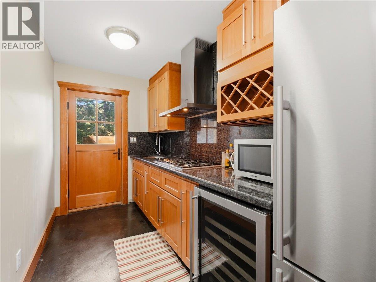5812 Eagle Island, West Vancouver, BC - Indoor Photo Showing Kitchen