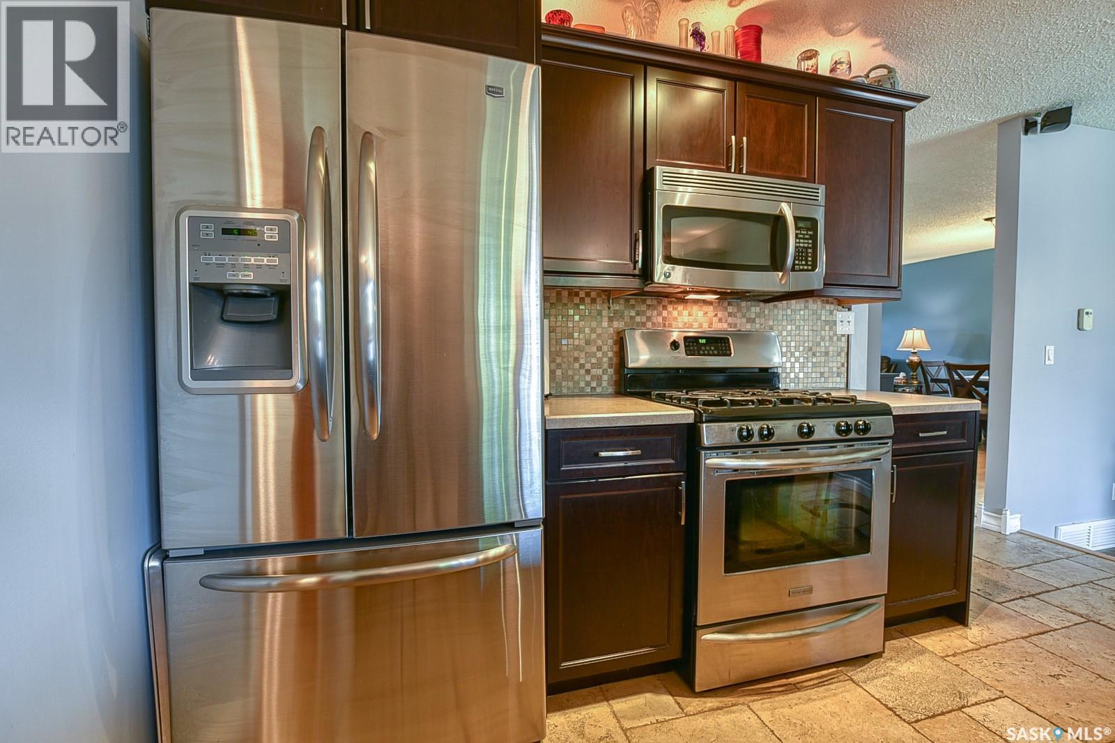 2102 Truesdale Drive E, Regina, SK - Indoor Photo Showing Kitchen With Stainless Steel Kitchen