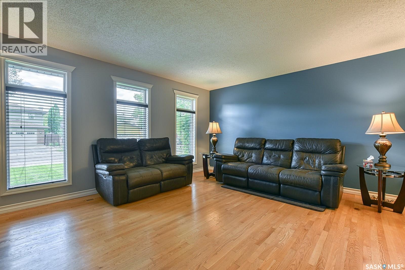 2102 Truesdale Drive E, Regina, SK - Indoor Photo Showing Living Room
