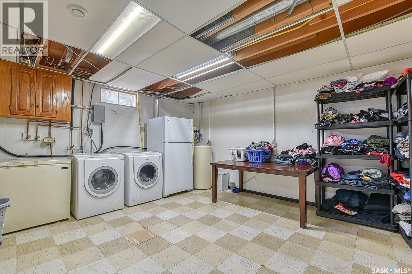 2102 Truesdale Drive E, Regina, SK - Indoor Photo Showing Laundry Room