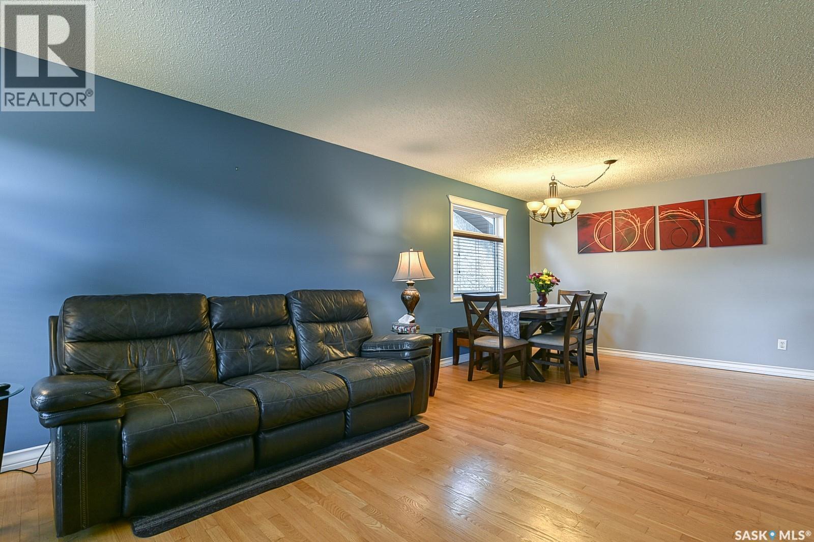 2102 Truesdale Drive E, Regina, SK - Indoor Photo Showing Living Room