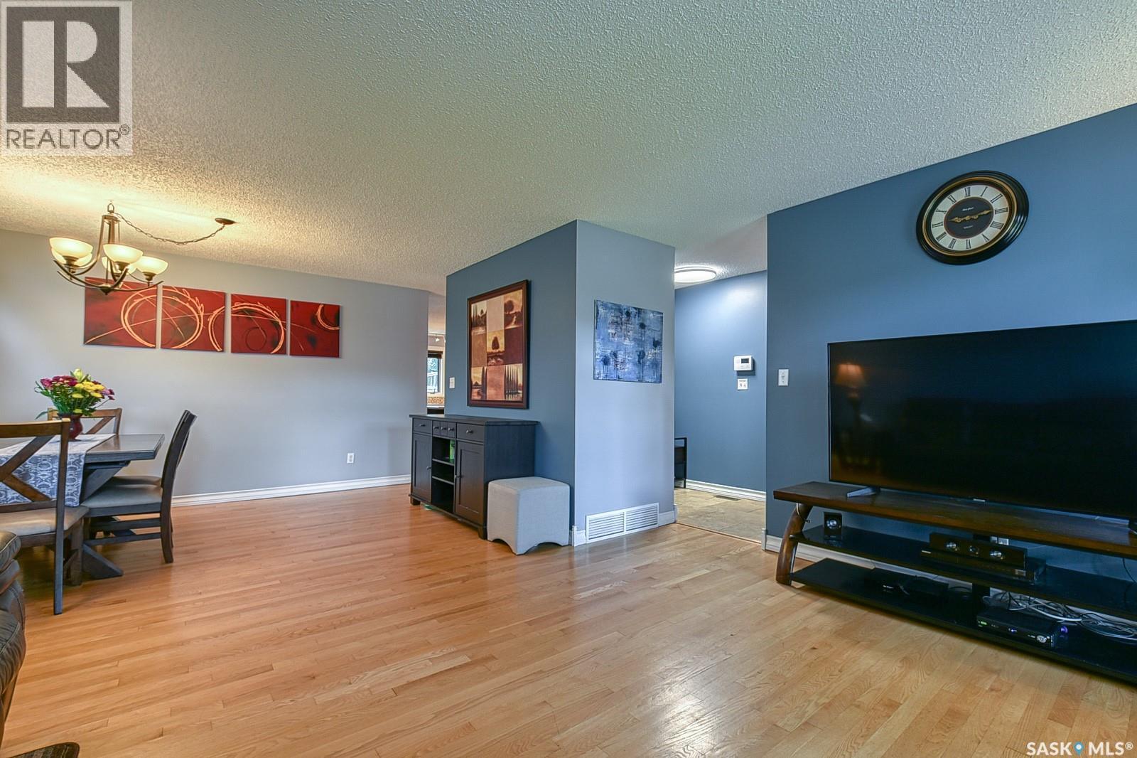 2102 Truesdale Drive E, Regina, SK - Indoor Photo Showing Living Room