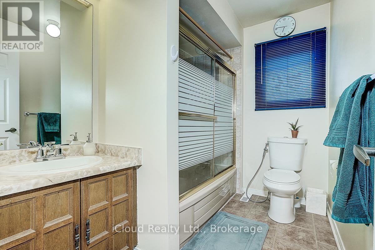 1114 Maple Gate Road, Pickering, ON - Indoor Photo Showing Bathroom