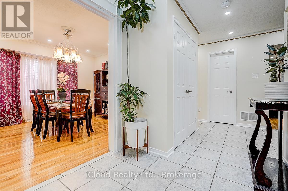 1114 Maple Gate Road, Pickering, ON - Indoor Photo Showing Dining Room