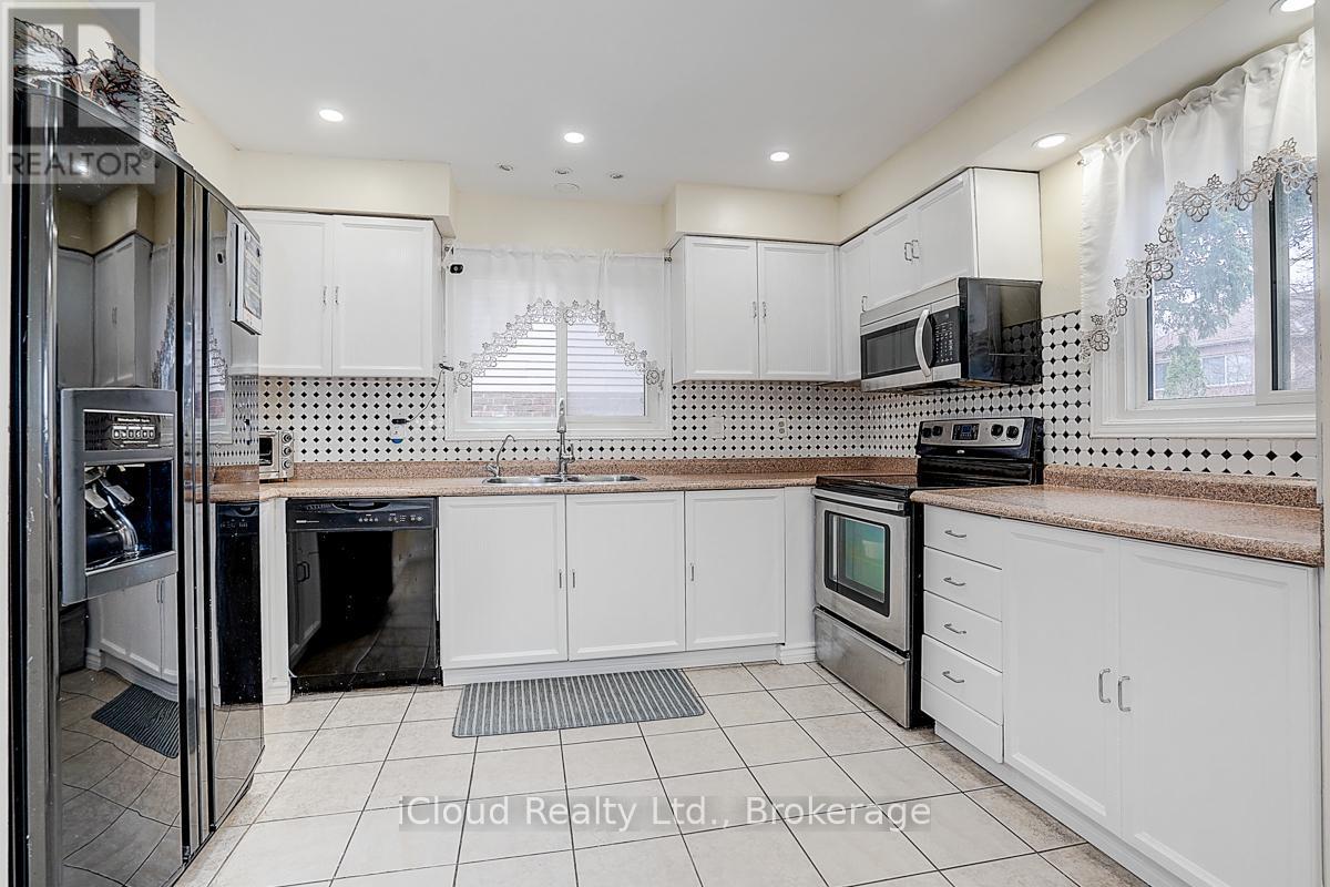 1114 Maple Gate Road, Pickering, ON - Indoor Photo Showing Kitchen With Double Sink