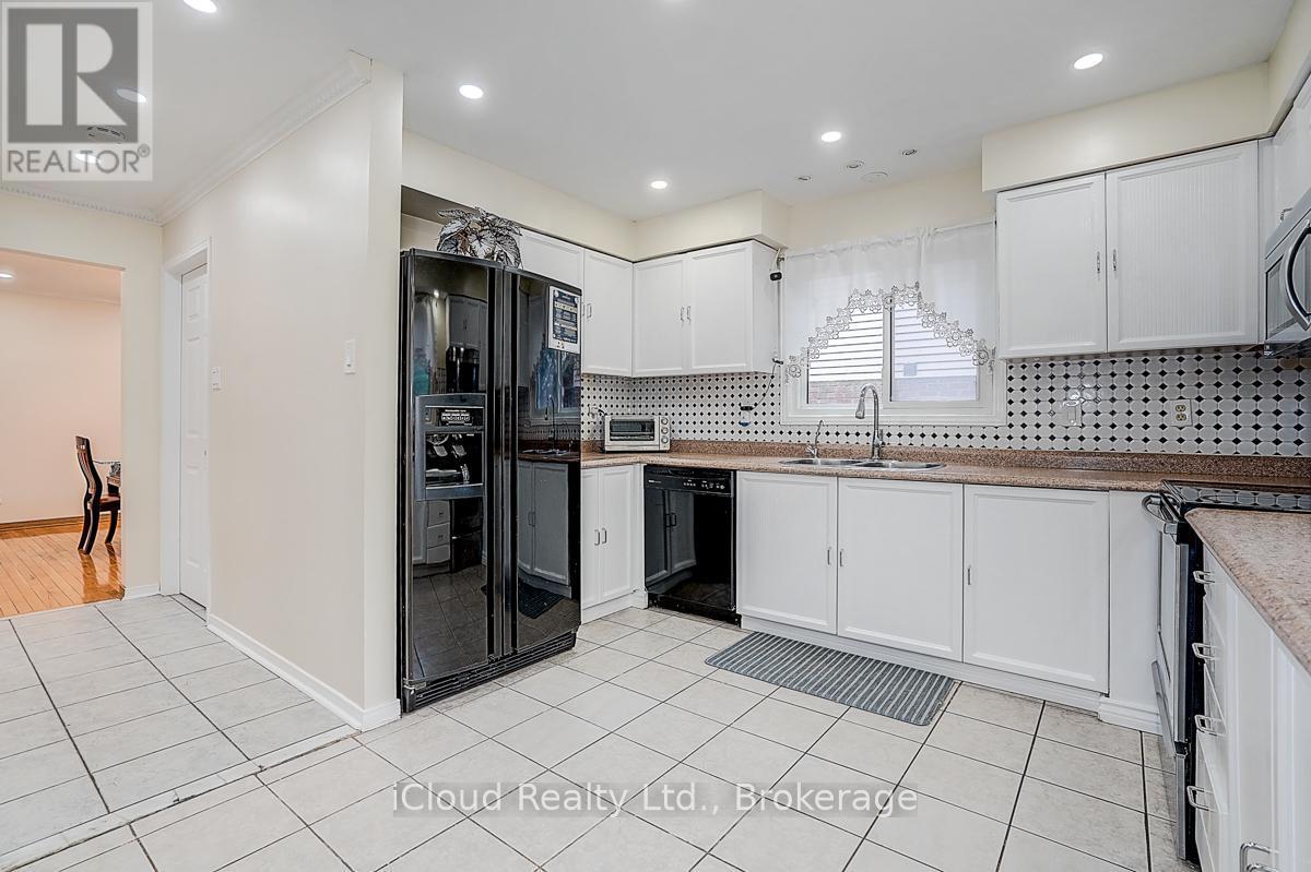 1114 Maple Gate Road, Pickering, ON - Indoor Photo Showing Kitchen