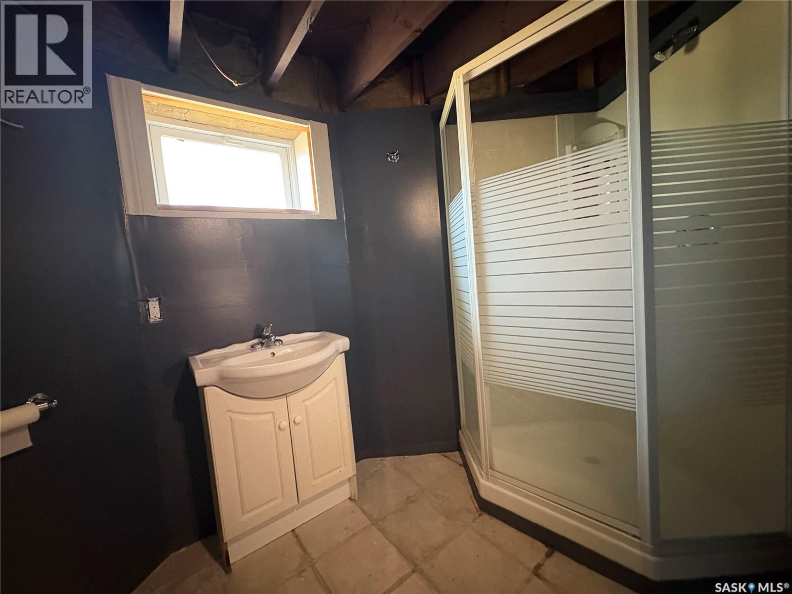 112 1St Avenue, Vibank, SK - Indoor