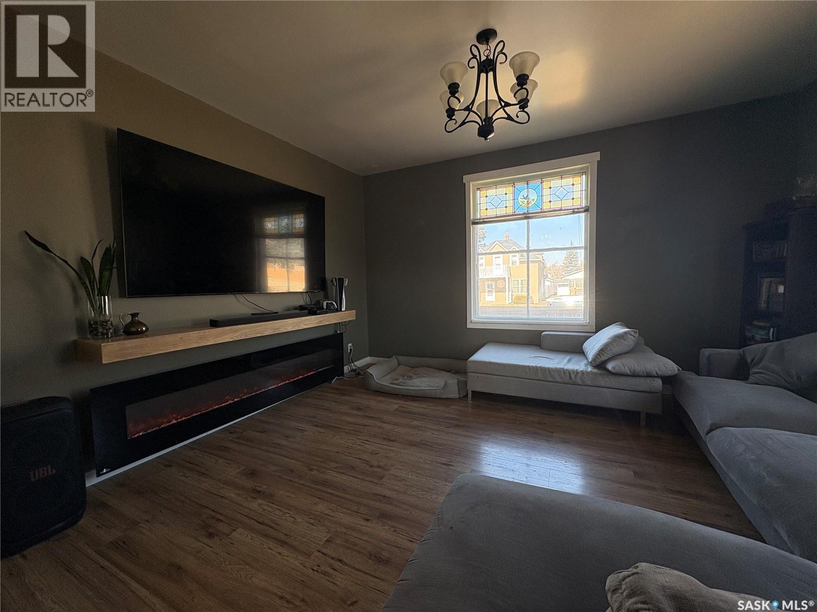 112 1St Avenue, Vibank, SK - Indoor Photo Showing Living Room