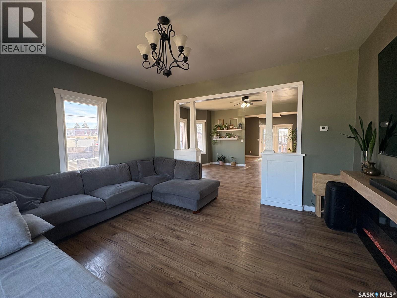 112 1St Avenue, Vibank, SK - Indoor Photo Showing Living Room