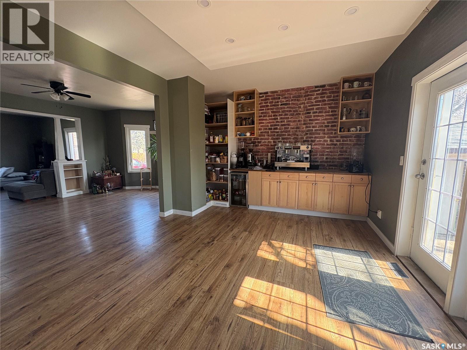 112 1St Avenue, Vibank, SK - Indoor