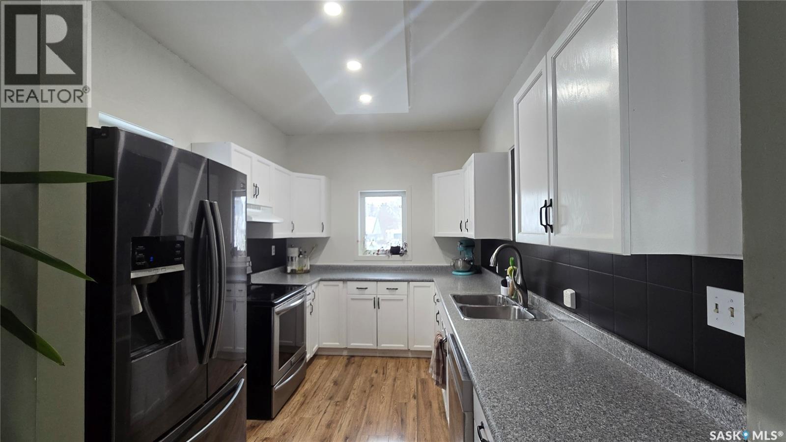 112 1St Avenue, Vibank, SK - Indoor Photo Showing Kitchen With Double Sink
