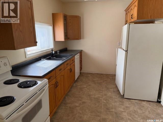 405 18Th Street W, Saskatoon, SK - Indoor Photo Showing Kitchen With Double Sink