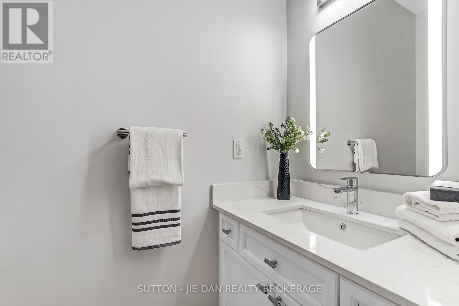 328 Plane Tree Drive, London North (North R), ON - Indoor Photo Showing Bathroom