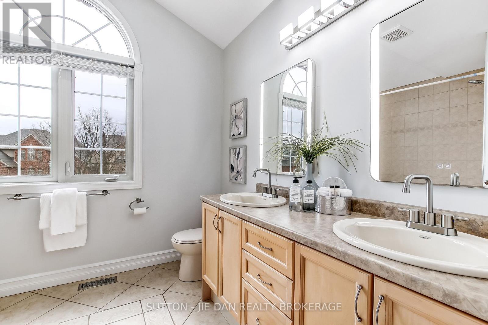 328 Plane Tree Drive, London North (North R), ON - Indoor Photo Showing Bathroom