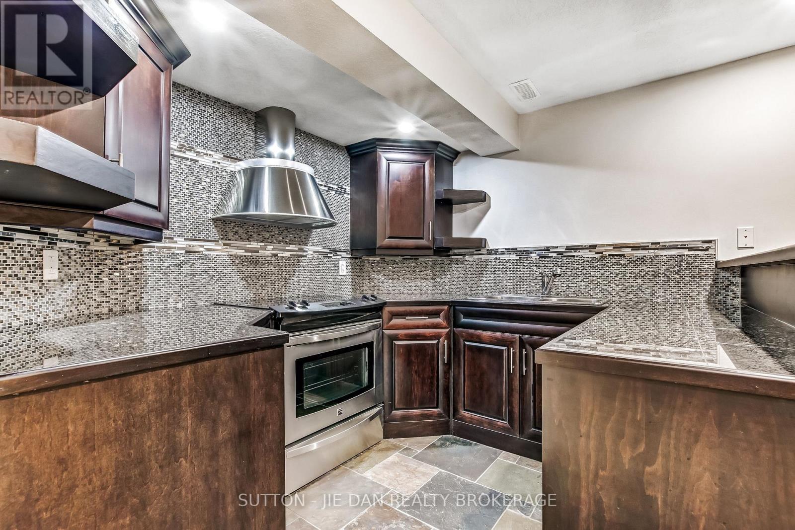 328 Plane Tree Drive, London North (North R), ON - Indoor Photo Showing Kitchen
