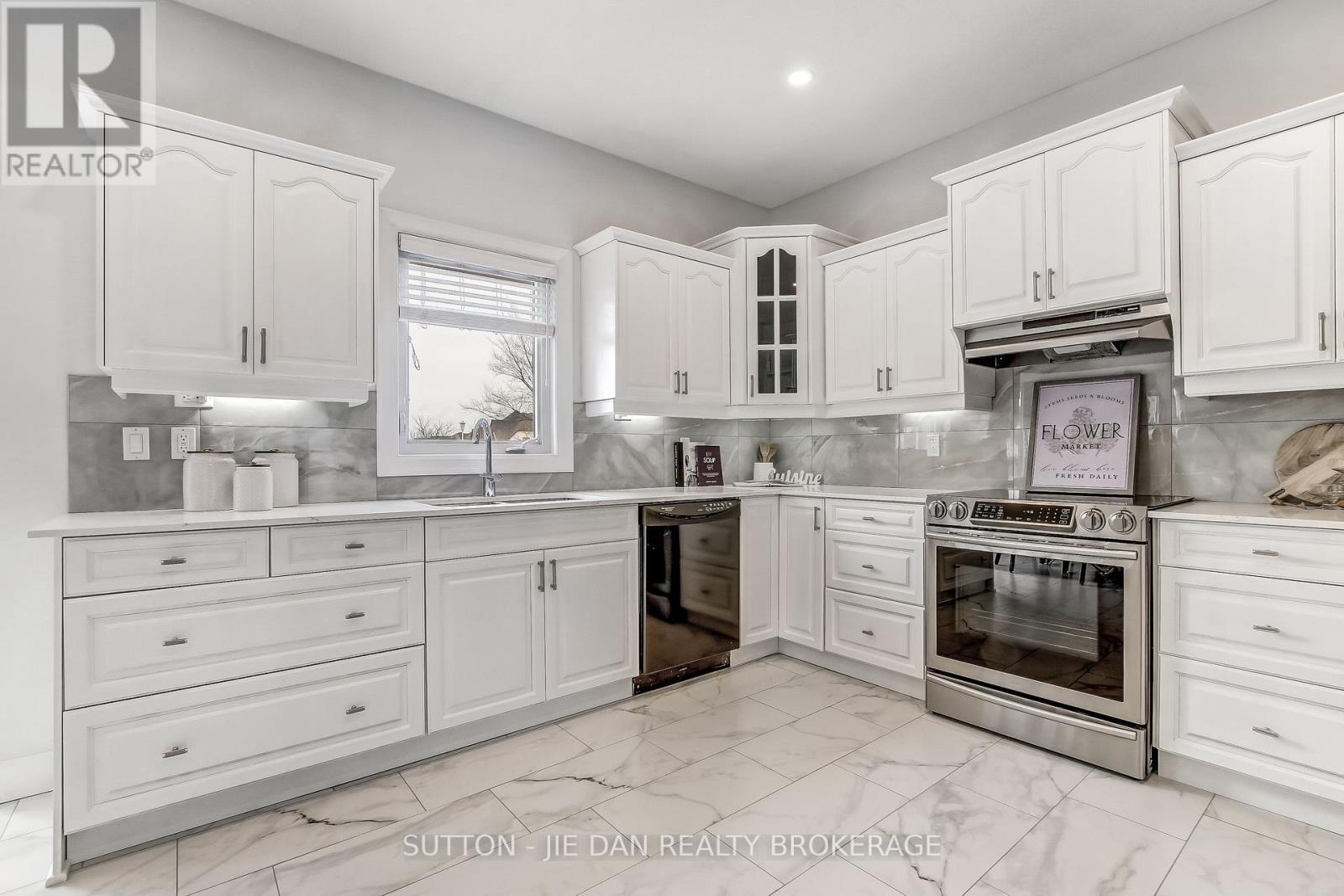328 Plane Tree Drive, London North (North R), ON - Indoor Photo Showing Kitchen With Upgraded Kitchen