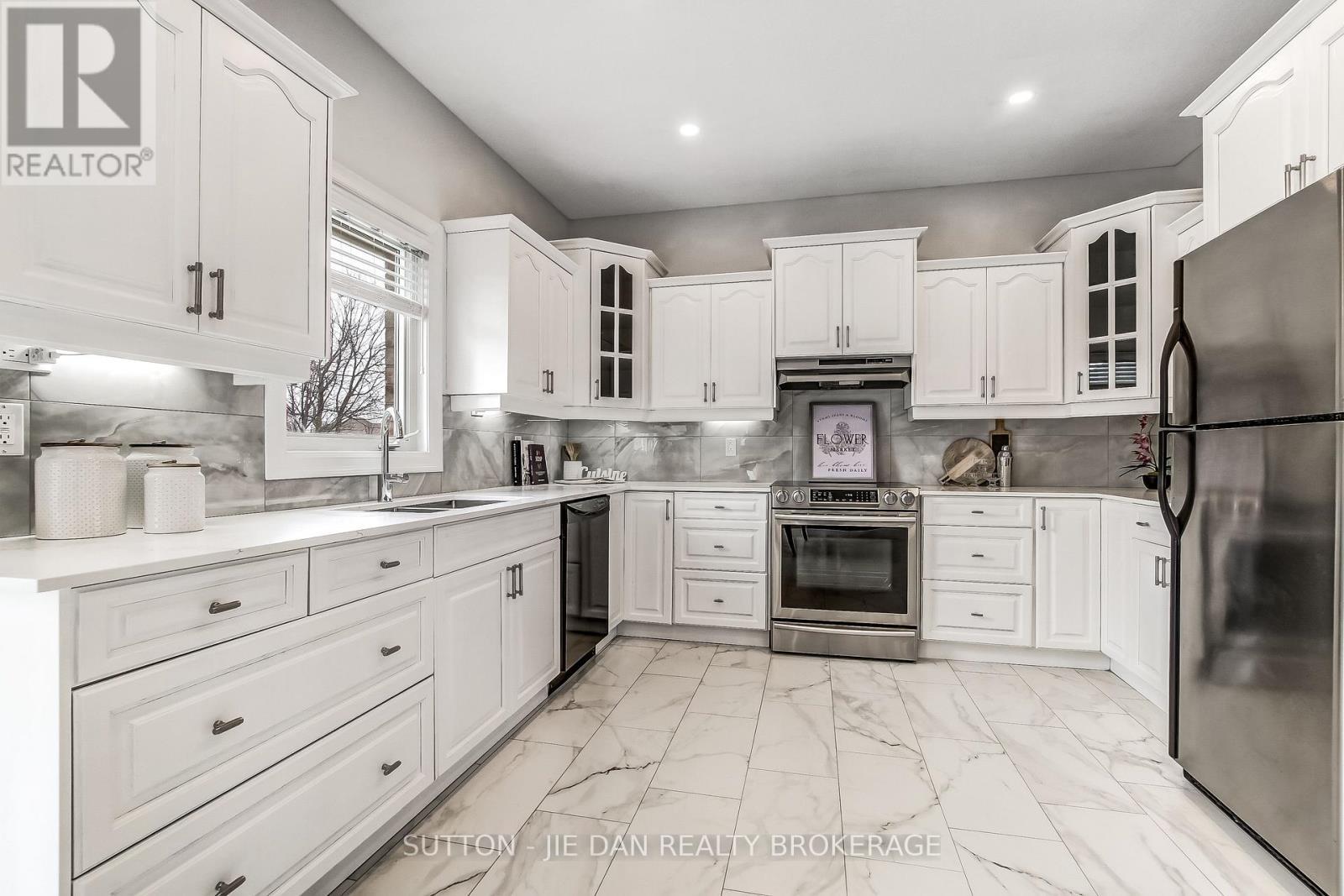 328 Plane Tree Drive, London North (North R), ON - Indoor Photo Showing Kitchen With Stainless Steel Kitchen