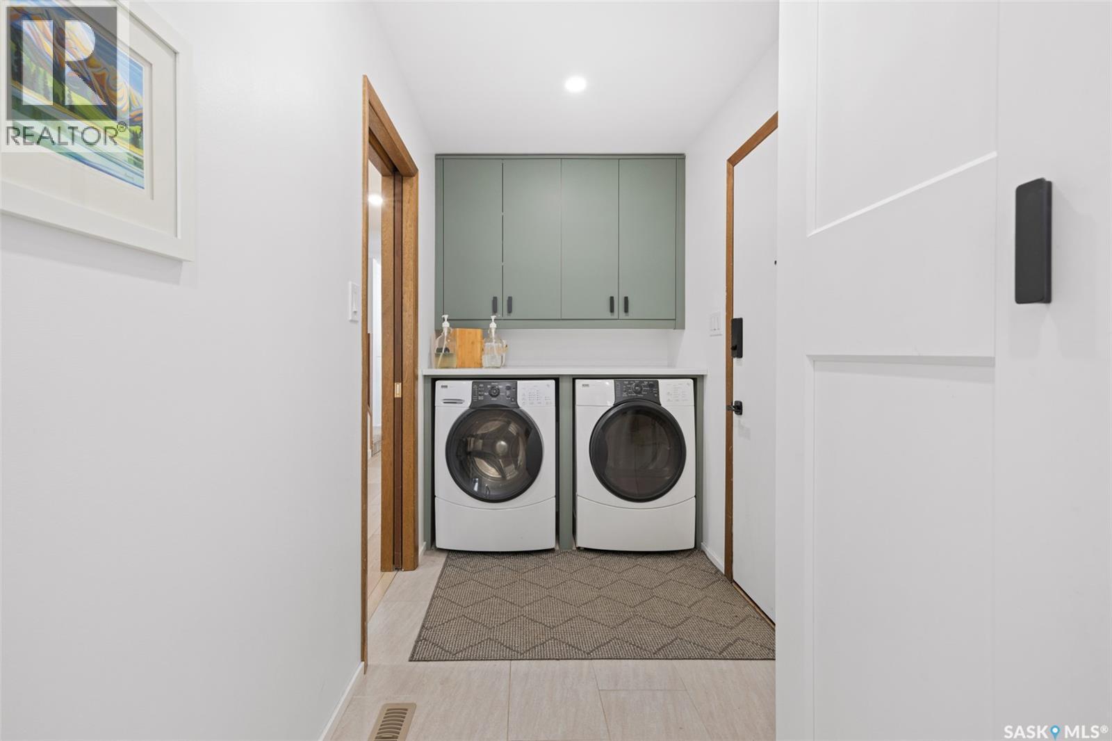 2002 Braun Bay E, Regina, SK - Indoor Photo Showing Laundry Room