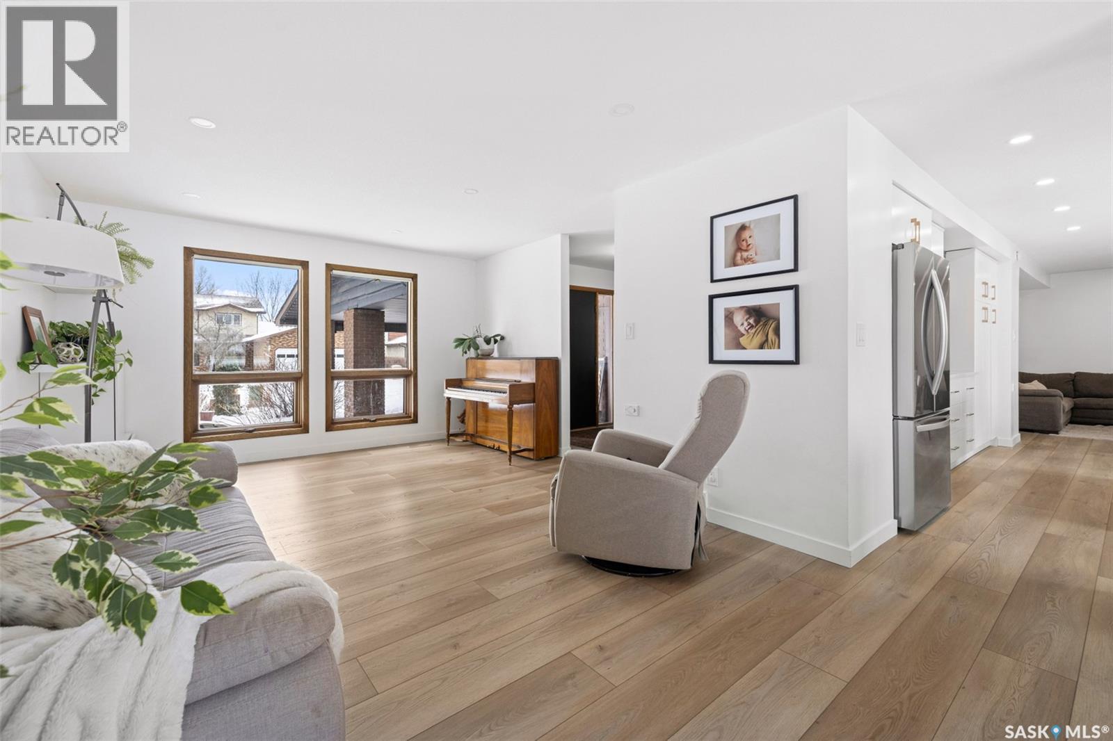 2002 Braun Bay E, Regina, SK - Indoor Photo Showing Living Room