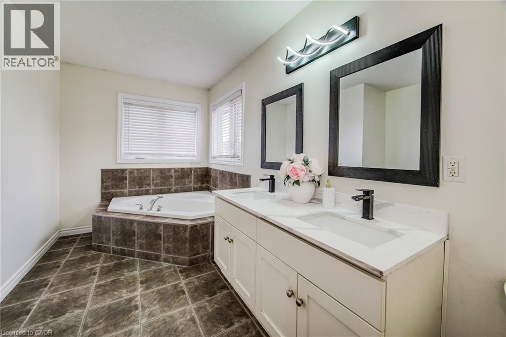 617 Thorndale Drive, Waterloo, ON - Indoor Photo Showing Bathroom
