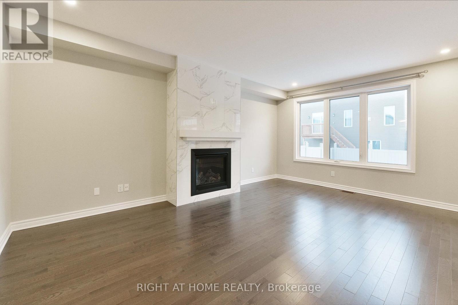 630 Eagle Crest Heights, Ottawa, ON - Indoor Photo Showing Living Room With Fireplace