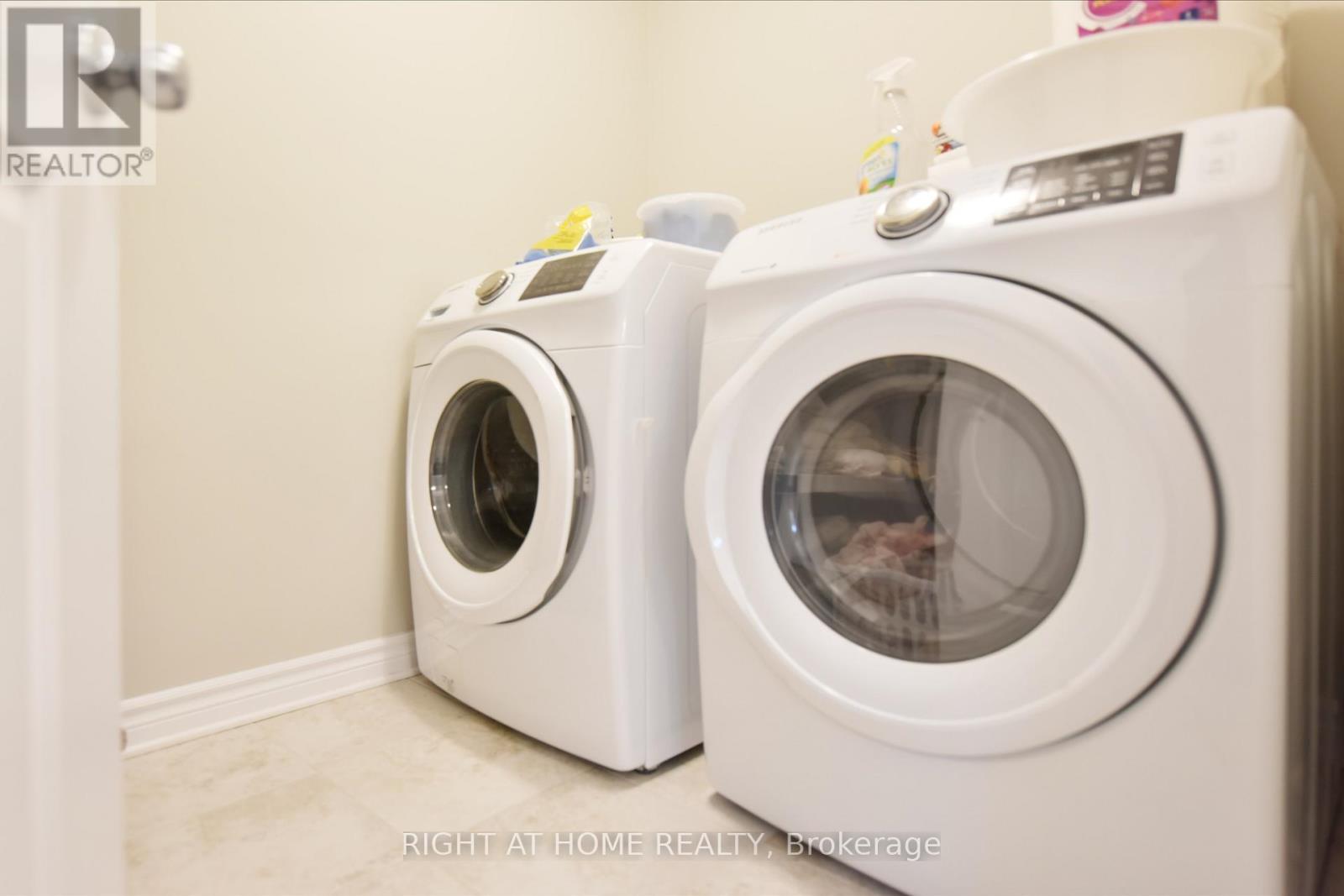 630 Eagle Crest Heights, Ottawa, ON - Indoor Photo Showing Laundry Room