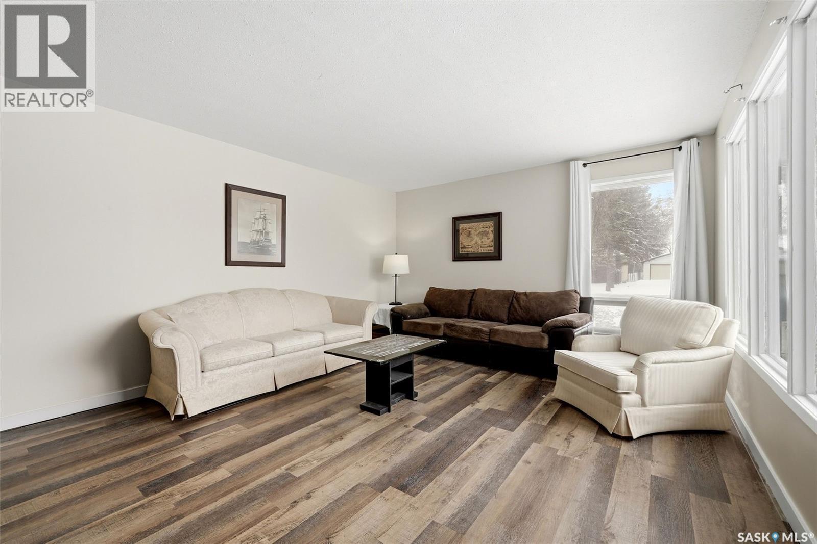 6 Hanley Crescent, Regina, SK - Indoor Photo Showing Living Room