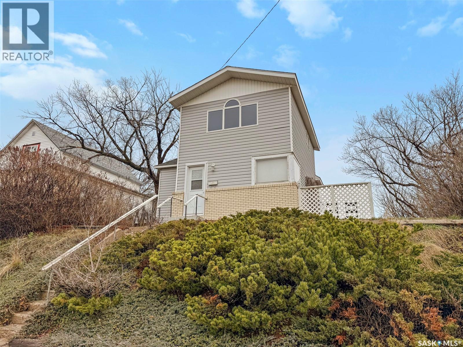 121 6Th Avenue Ne, Swift Current, SK - Outdoor