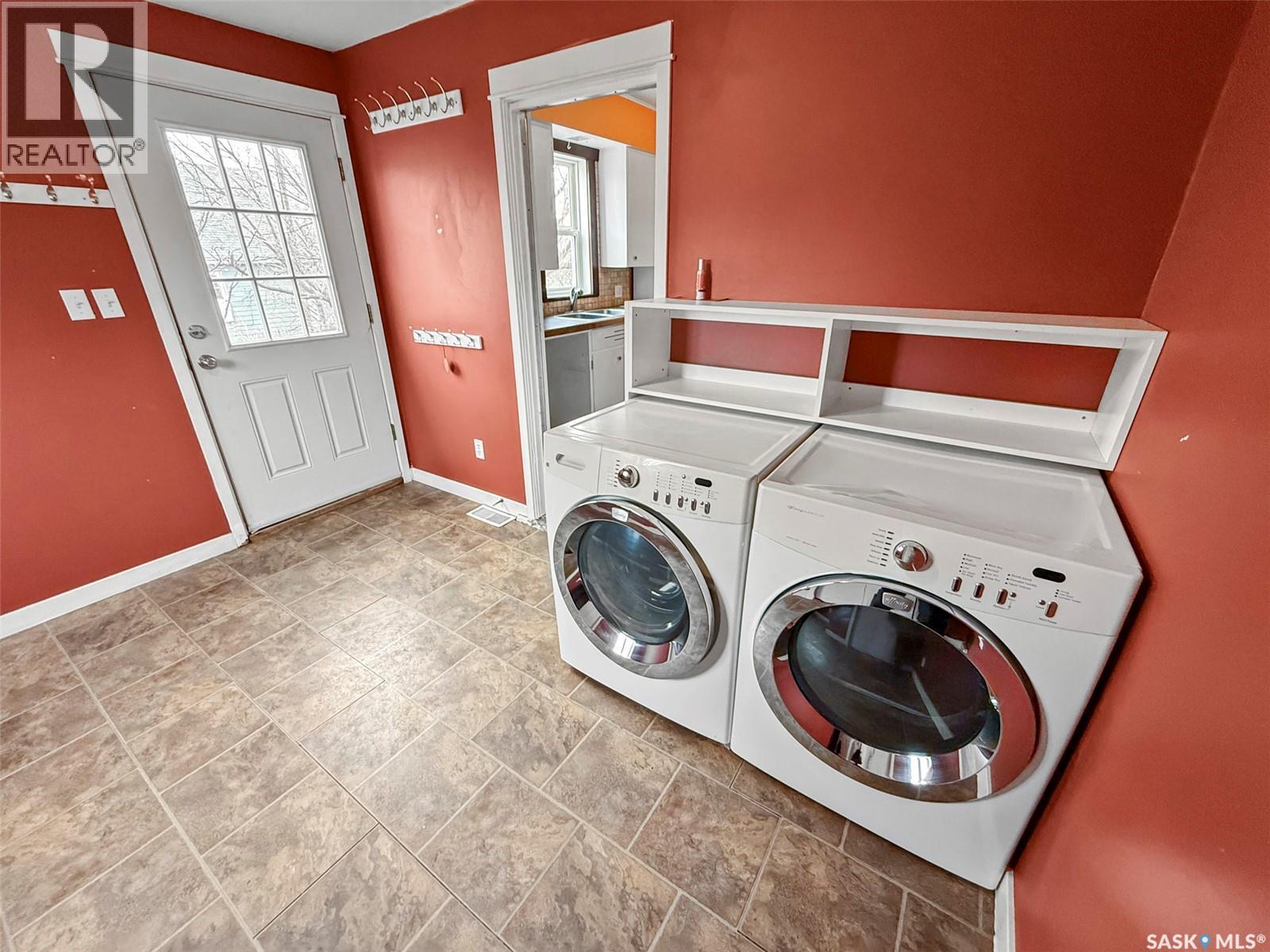 121 6Th Avenue Ne, Swift Current, SK - Indoor Photo Showing Laundry Room