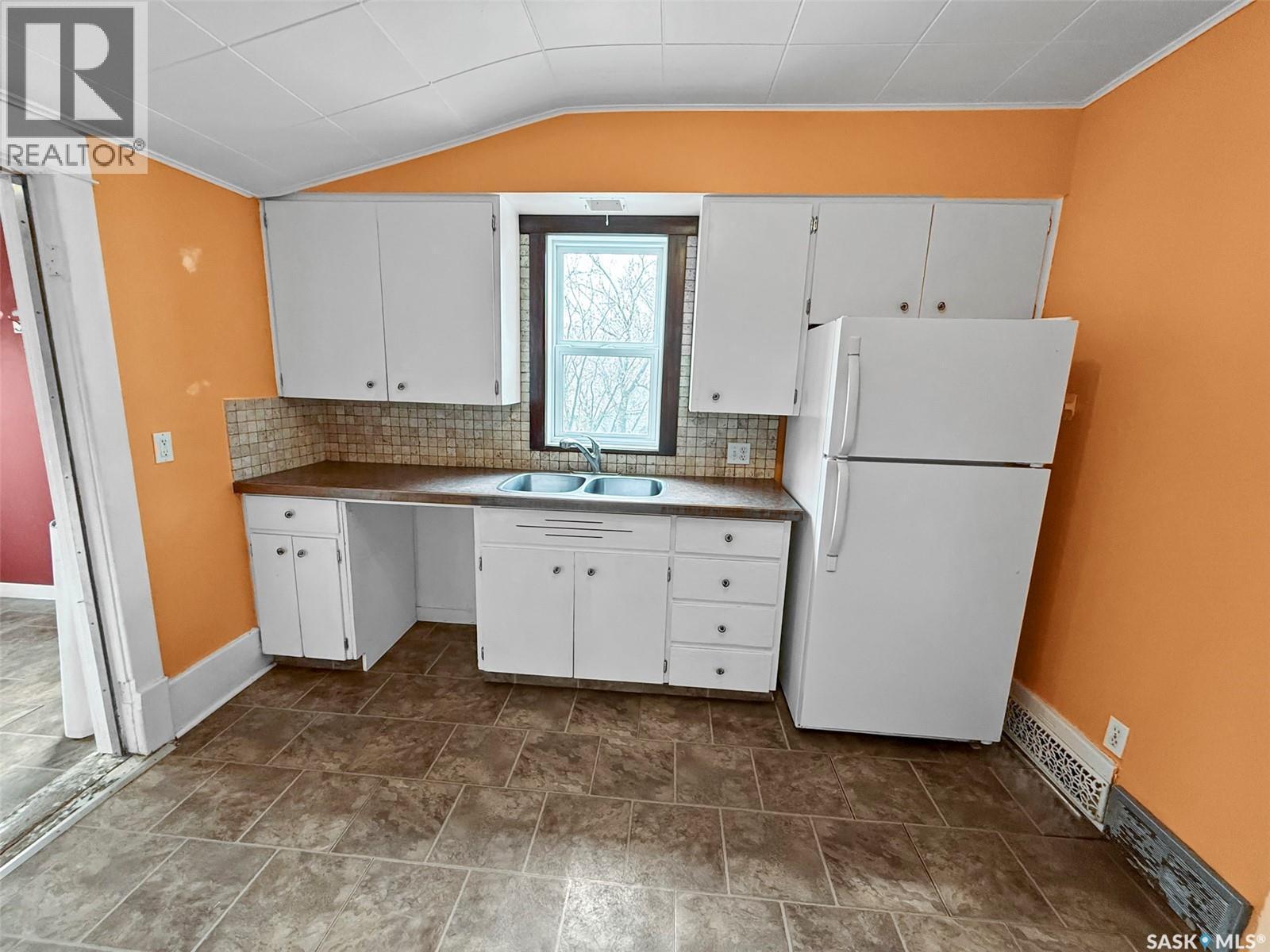 121 6Th Avenue Ne, Swift Current, SK - Indoor Photo Showing Kitchen With Double Sink