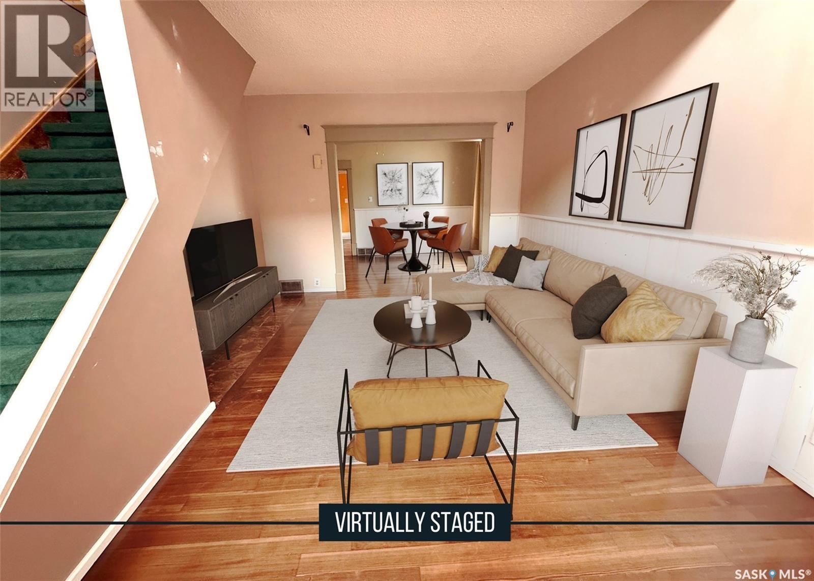 121 6Th Avenue Ne, Swift Current, SK - Indoor Photo Showing Living Room