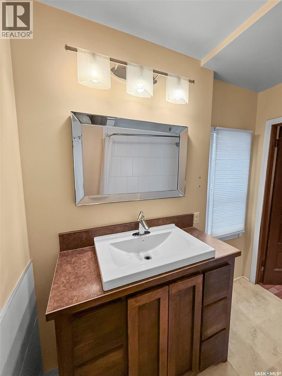 121 6Th Avenue Ne, Swift Current, SK - Indoor Photo Showing Bathroom