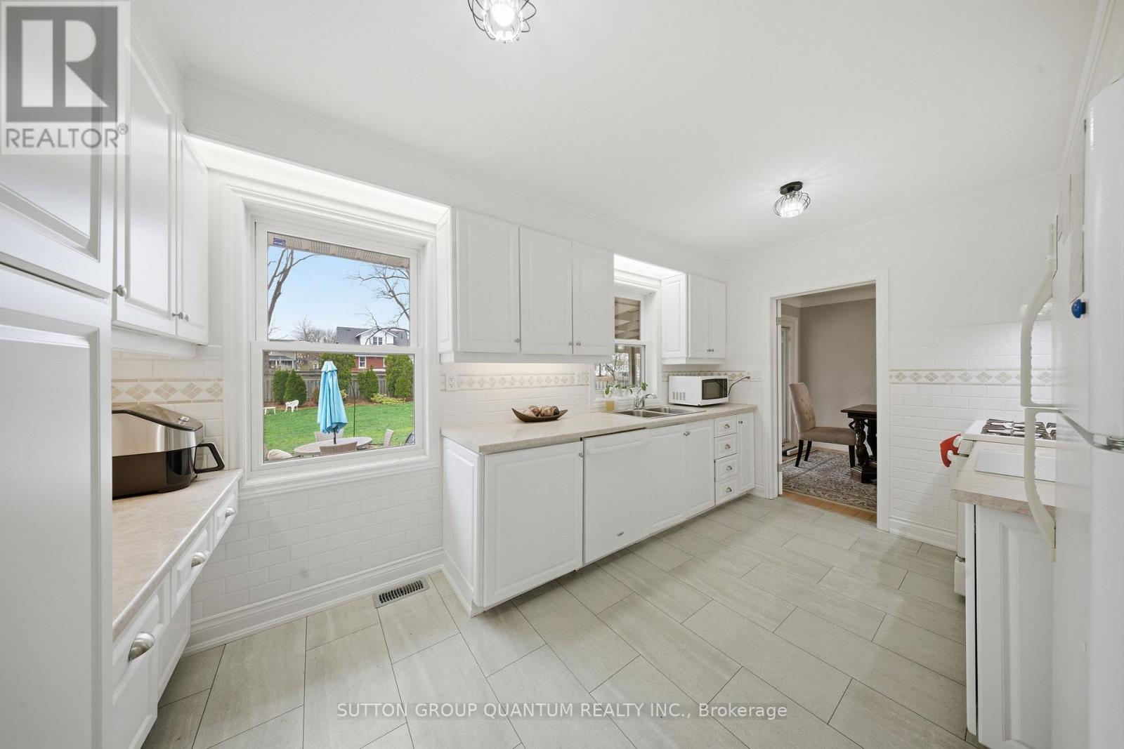50 Barton Street, Hamilton, ON - Indoor Photo Showing Kitchen