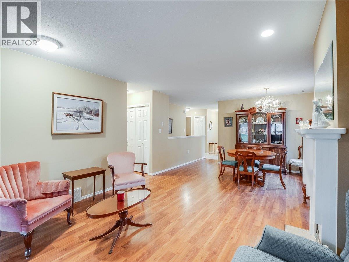 7136 Wright Way, Trail, BC - Indoor Photo Showing Living Room