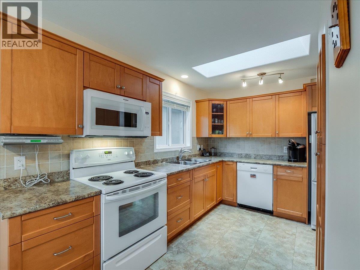 7136 Wright Way, Trail, BC - Indoor Photo Showing Kitchen With Double Sink