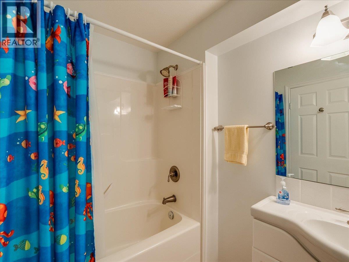 7136 Wright Way, Trail, BC - Indoor Photo Showing Bathroom