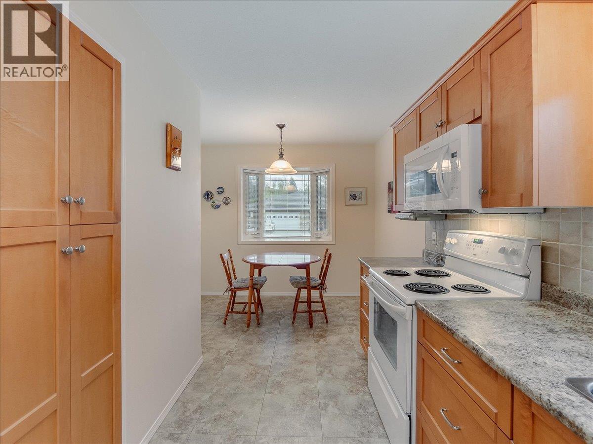 7136 Wright Way, Trail, BC - Indoor Photo Showing Kitchen