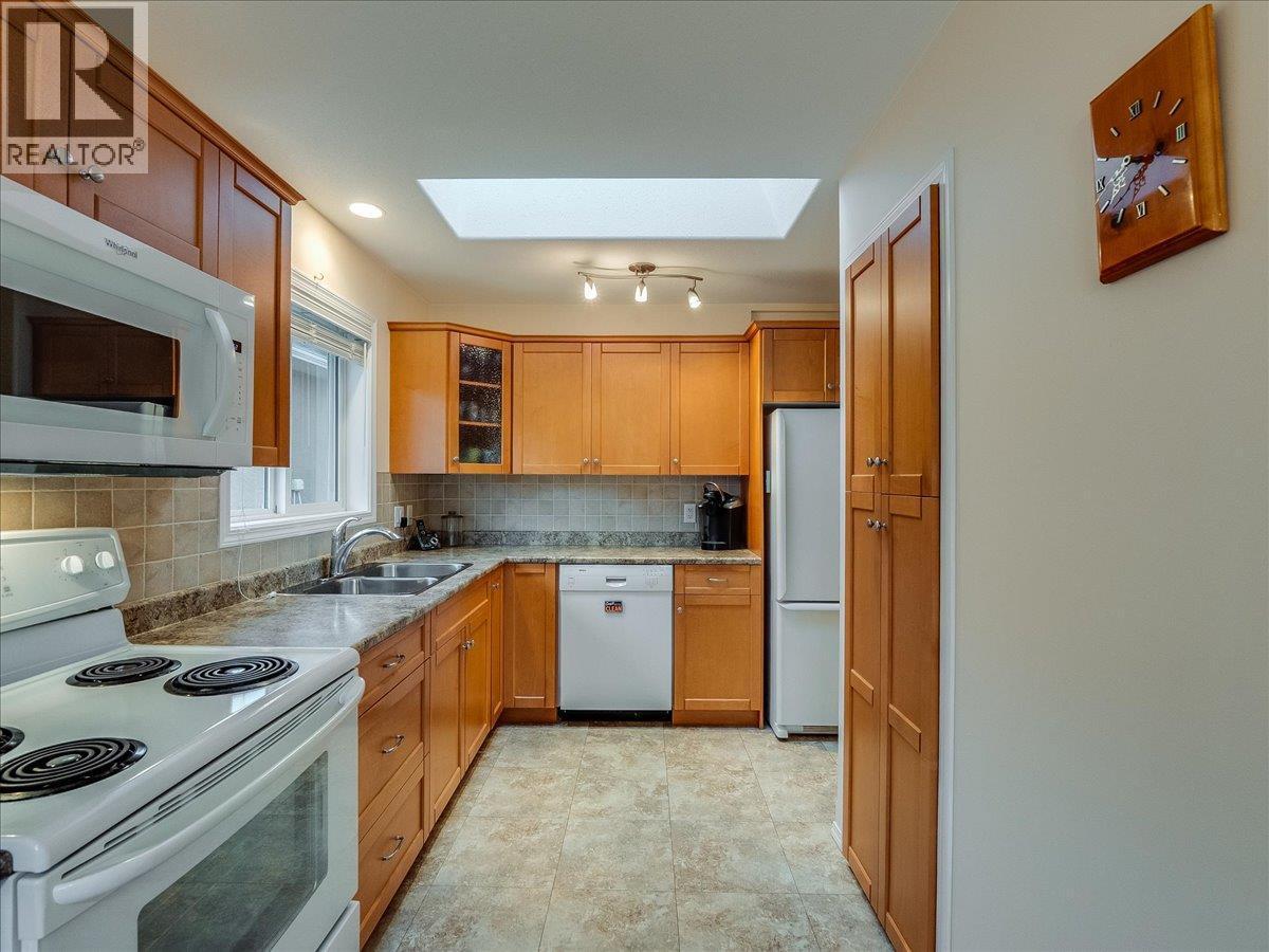7136 Wright Way, Trail, BC - Indoor Photo Showing Kitchen With Double Sink