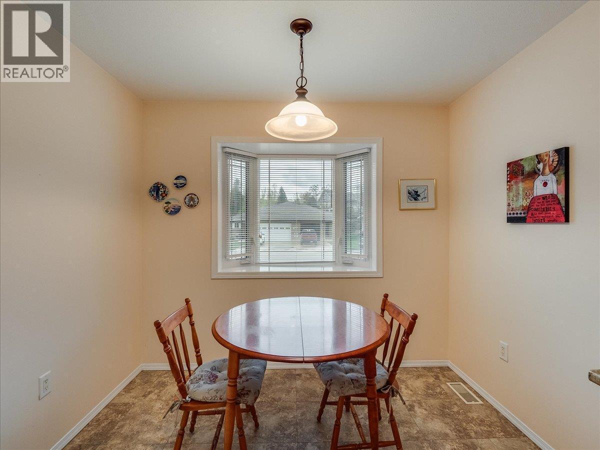 7136 Wright Way, Trail, BC - Indoor Photo Showing Dining Room
