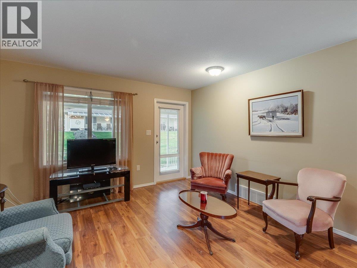 7136 Wright Way, Trail, BC - Indoor Photo Showing Living Room