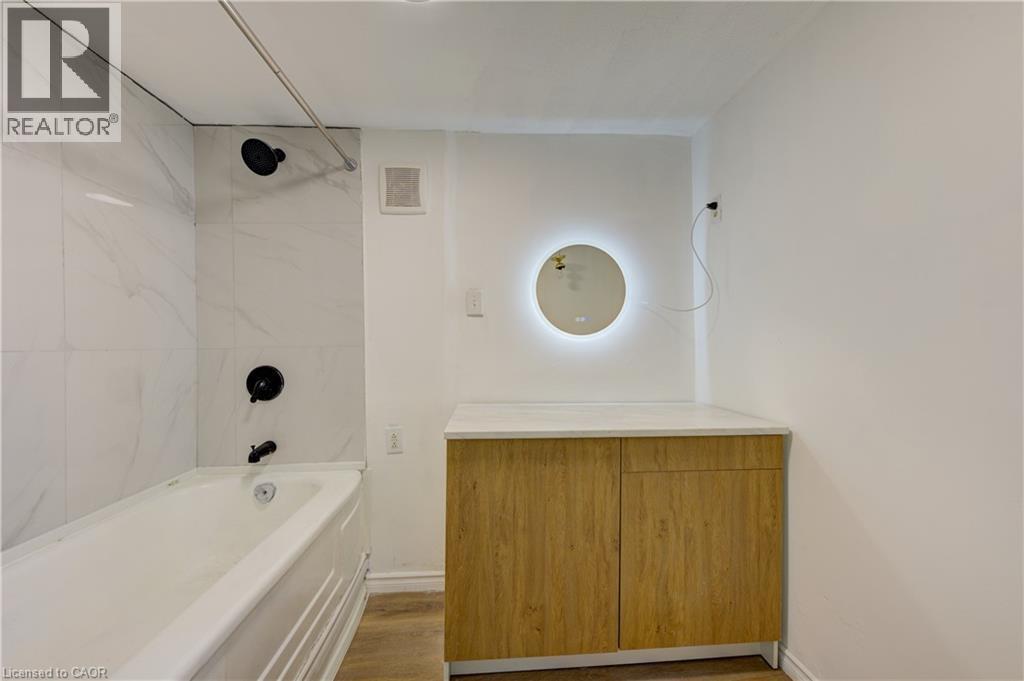 524 Simcoe Street, London, ON - Indoor Photo Showing Bathroom