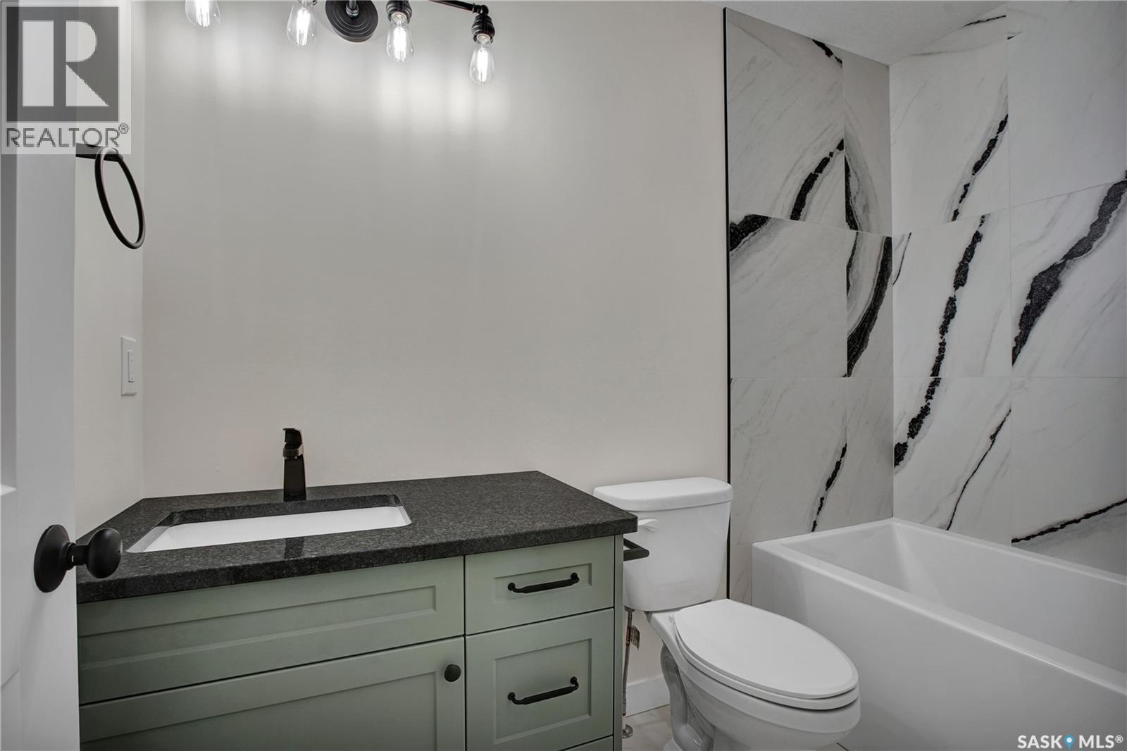 1401 Cairns Avenue, Saskatoon, SK - Indoor Photo Showing Bathroom