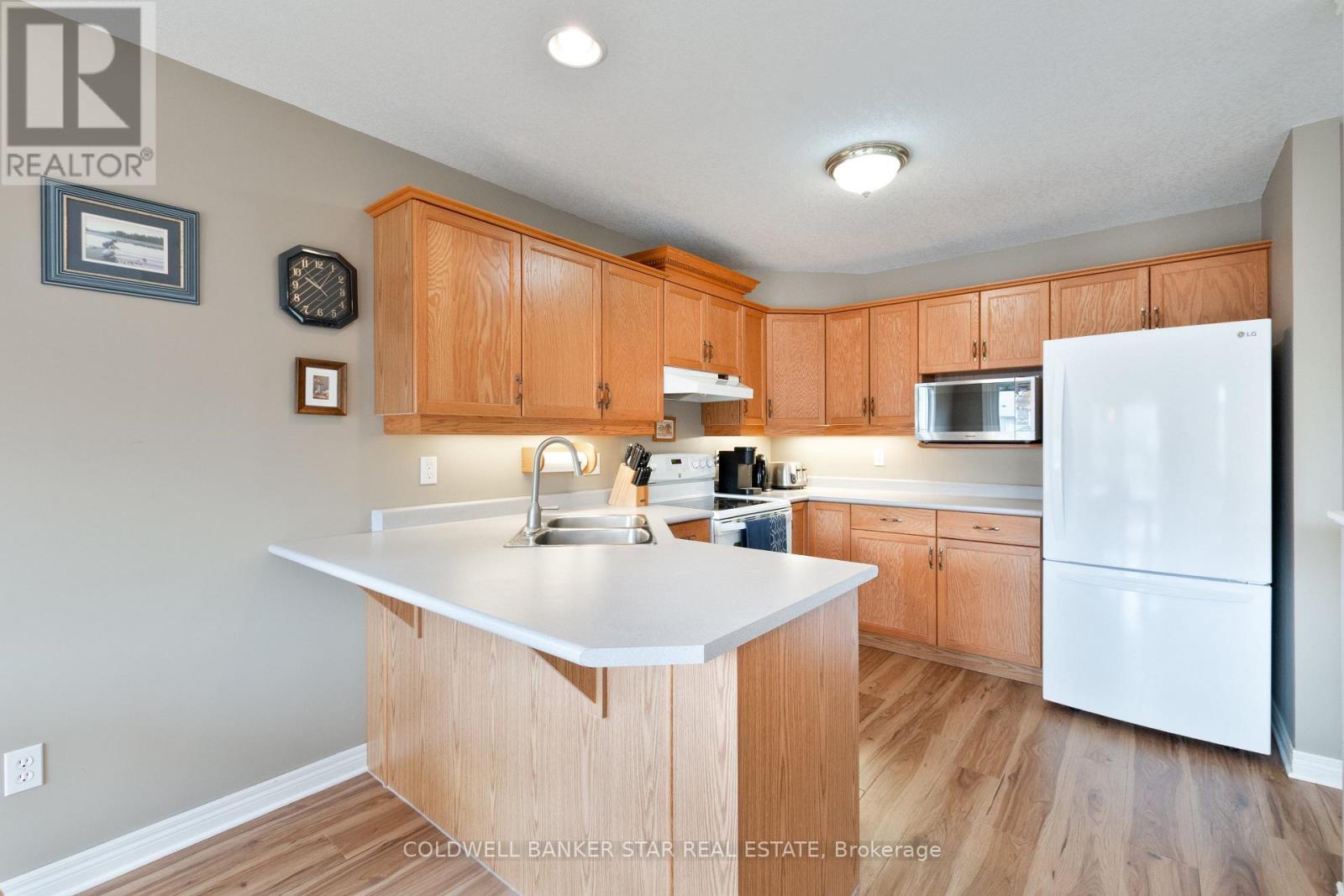 17 Windemere Place, St. Thomas, ON - Indoor Photo Showing Kitchen With Double Sink