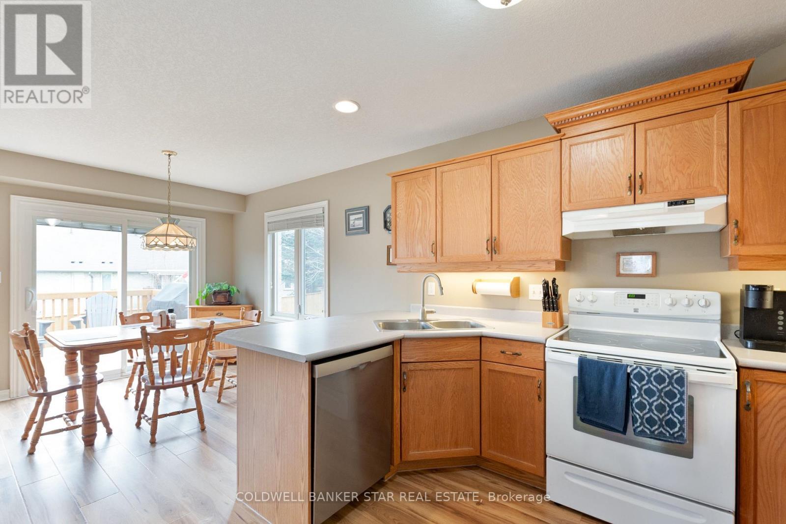 17 Windemere Place, St. Thomas, ON - Indoor Photo Showing Kitchen With Double Sink